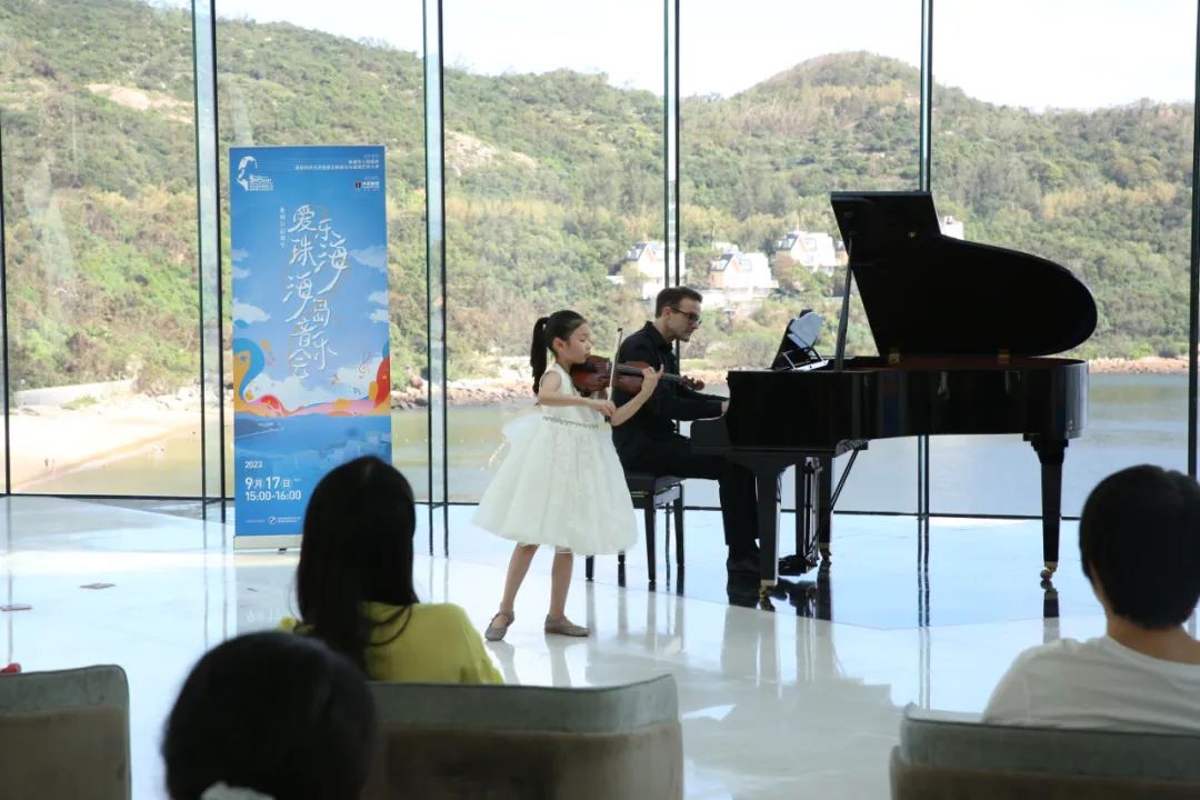 海島音樂(lè)會(huì)上Yeonah Kim演奏.jpg 海島音樂(lè)會(huì)上Yeonah Kim演奏.jpg